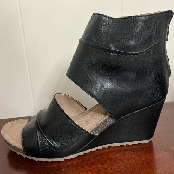 Diba True "Next N Line" Black Leather Wedge Sandals 10 NWOT - Picture 8 of 16